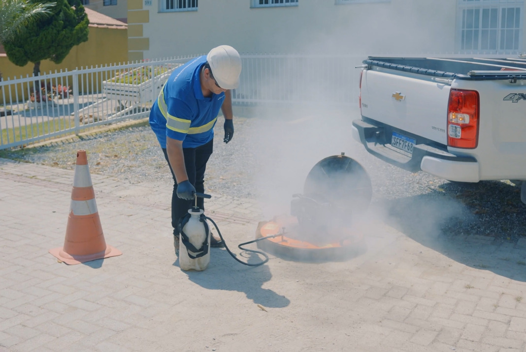 Águas de São Francisco do Sul fará novo teste de fumacê na rede de esgoto do município