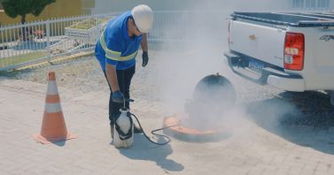 Concessionária Águas de Sao Francisco do Sul fiscaliza rede de esgoto em Ubatuba por meio de fumacê. Concessionária Águas de Sao Francisco do Sul fiscaliza rede de esgoto em Ubatuba por meio de fumacê.