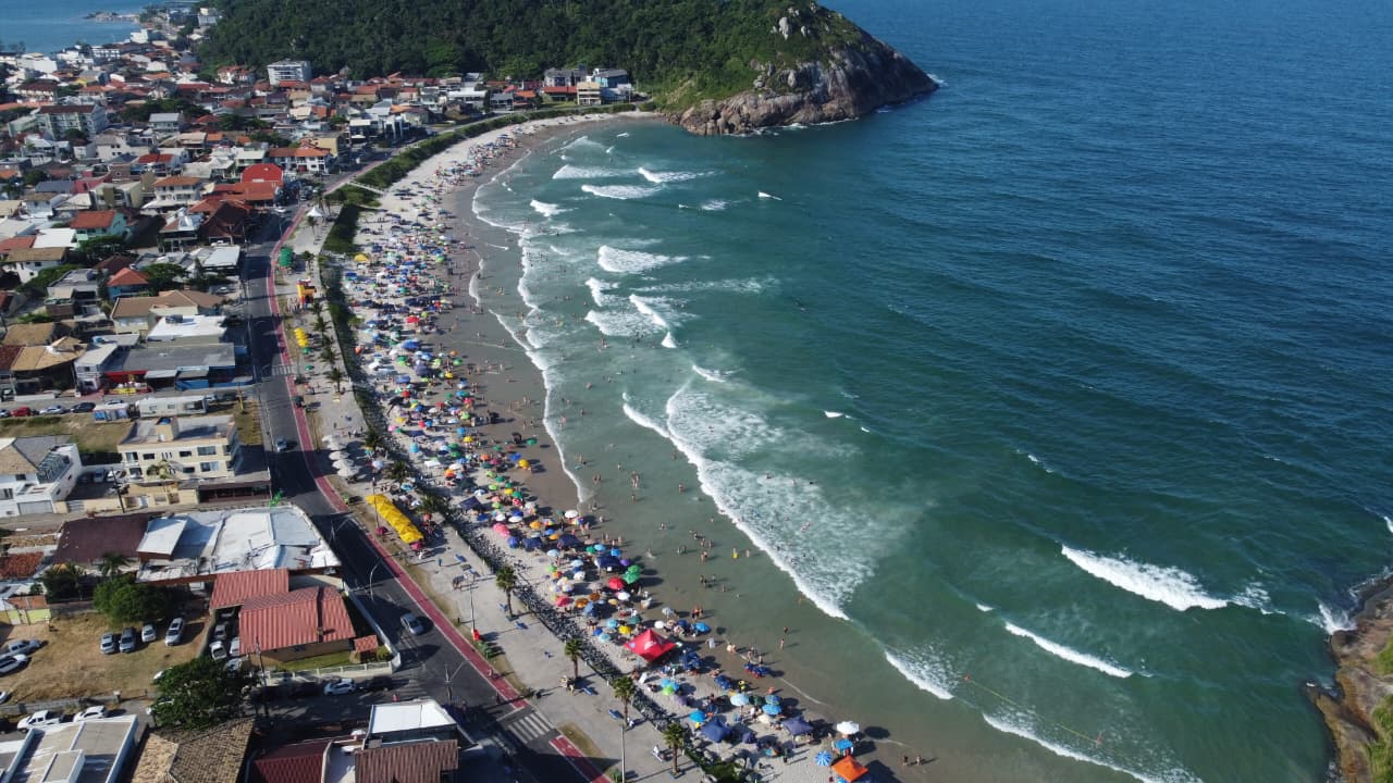 Águas de São Francisco do Sul adota setorização inédita para enfrentar aumento recorde da população no verão