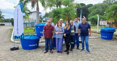 Águas de São Francisco do Sul faz doação de caixas-d’água a moradores da comunidade do Portinho, no bairro Paulas