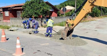 Expansão do saneamento leva novas frentes de obras  a diferentes ruas de São Francisco do Sul